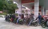 Beli BBM di SPBU Antri, Bensin Eceran Marak